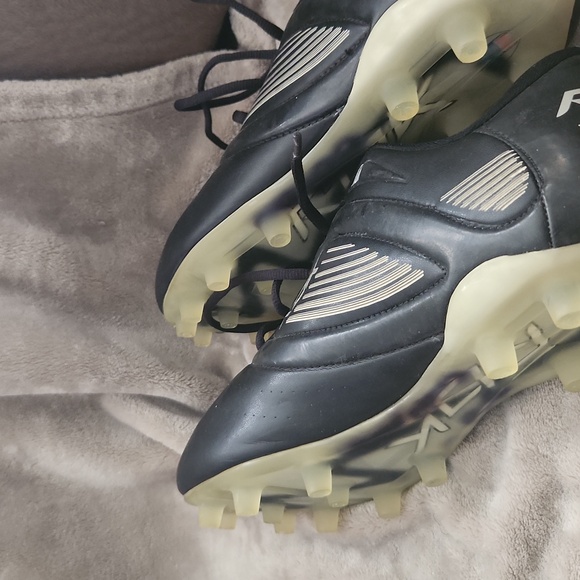 New w/o Tags never worn Reebok Cleats - Picture 3 of 3